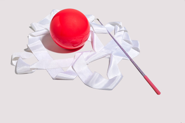 粉色的球和白色的丝带艺术体操在一个白色的背景。艺术体操器材图片下载