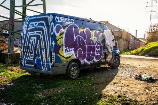 城郊的一辆老式喷漆货车。图片下载