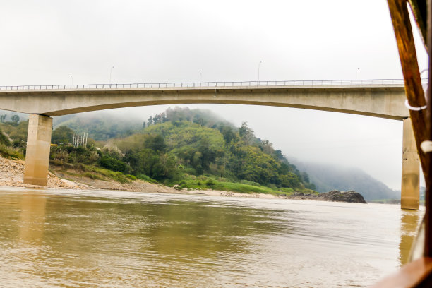 桥上的河，数码照片的图片作为背景图片下载