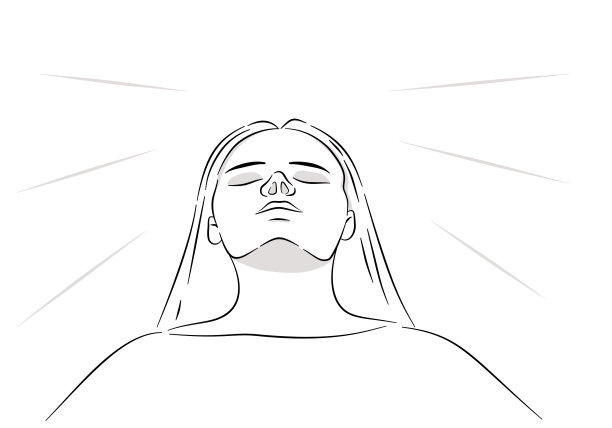 一个成年女性在低角度下做呼吸练习。图片下载