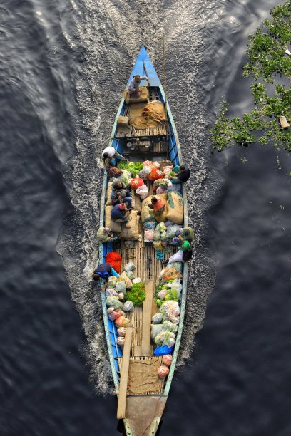 人们带着蔬菜和货物乘船旅行的真实景象图片下载