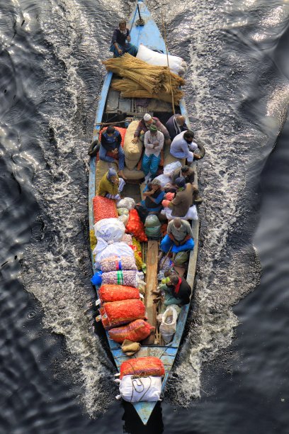 人们带着蔬菜和货物乘船旅行的真实景象图片下载