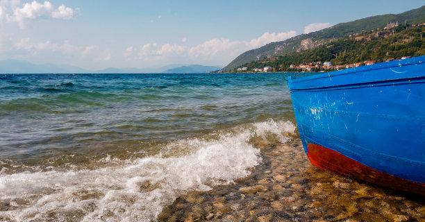 海浪打在湖岸的船上，在水下图片下载