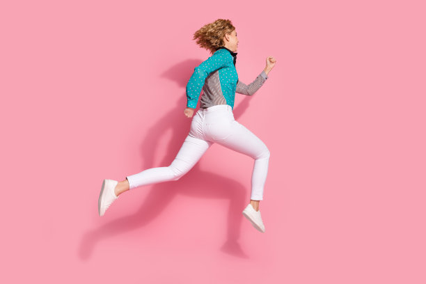 漂亮的年轻女孩的全尺寸照片运行购物销售穿着时髦的条纹青色服装孤立在粉红色的背景图片下载