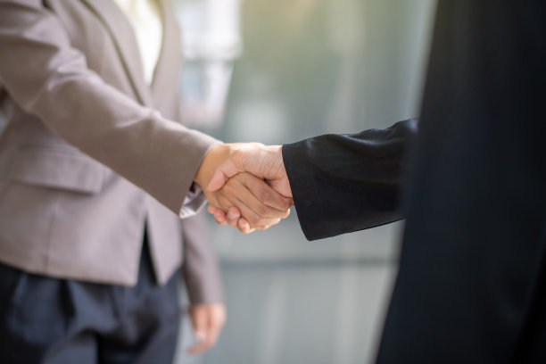 商务人士在会议中握手的近距离照片图片下载
