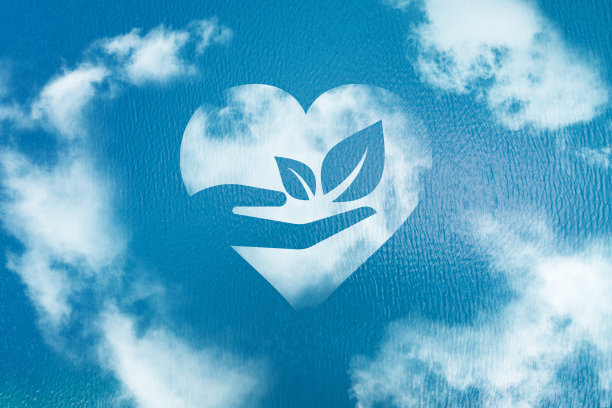 蓝色的海洋，蓝天，心形的云。图片下载