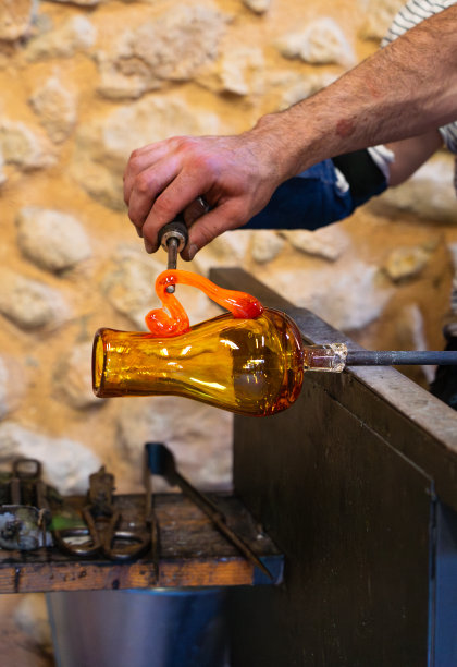 制作过程中的吹制玻璃壶图片下载