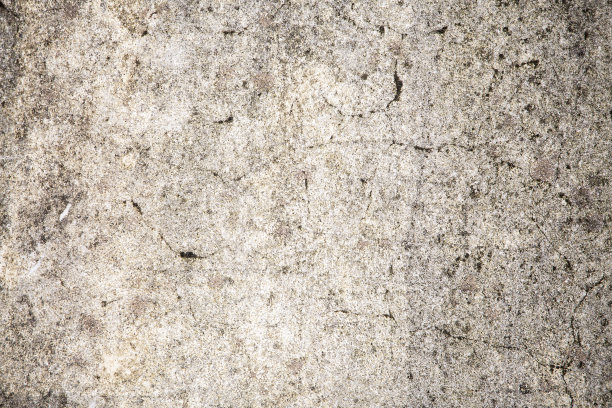 陈旧的混凝土墙，有划痕、黑点和灰泥。背景和壁纸图片与复制空间。防霉防霉理念。旧建筑部分。图片下载