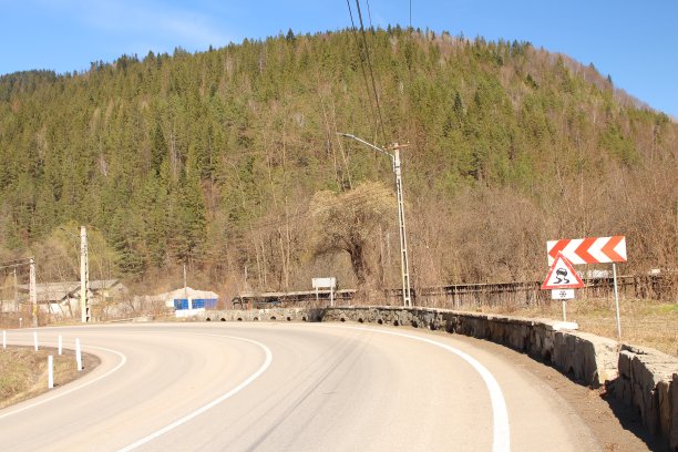 一条有标志的路图片下载