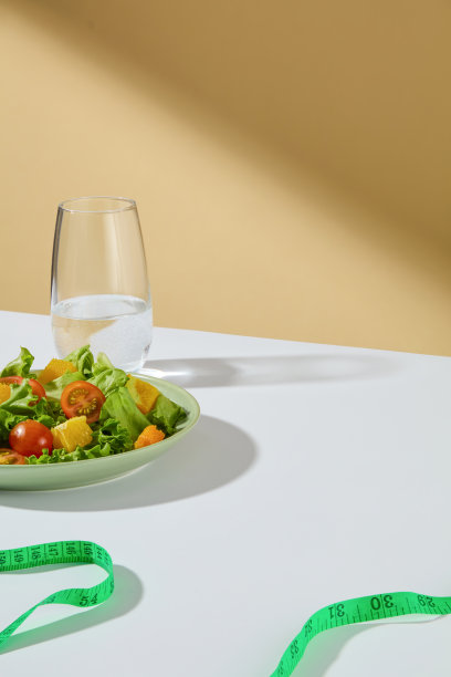 白色的桌子，中间有一个空白的空间，淡黄色的背景上有一些减肥治疗的必需品。垂直照片设计与高角度拍摄图片下载