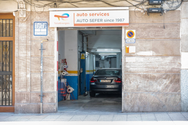 城市建筑入口和立面的细节。图片下载