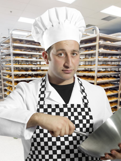 手持搅拌碗的厨师图片下载