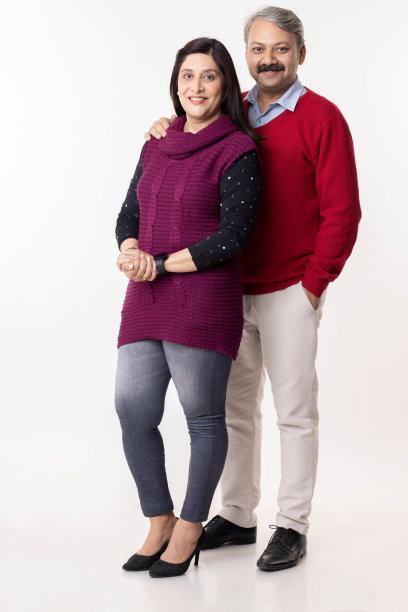 印度夫妇在冬天穿着暖和的衣服，白色的背景图片下载