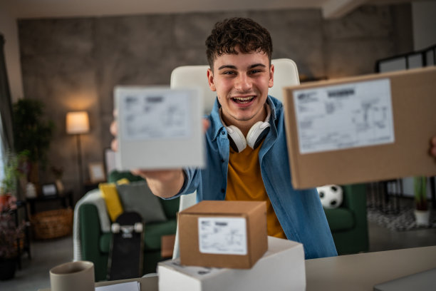 男性消费者收包购物，快捷的网购理念图片下载