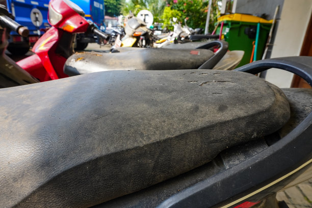 摩托车座椅的特写照片，由于年龄的原因，座椅已经剥落和有洞了图片下载