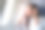 图为一名女子在飞机上戴着耳机听音乐图片下载