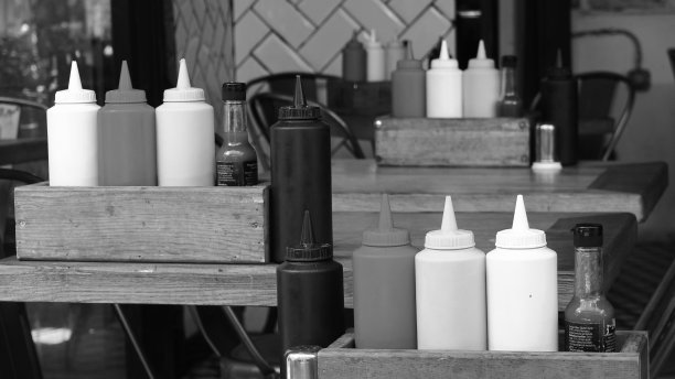 餐桌上的调味品瓶黑白户外照片图片下载