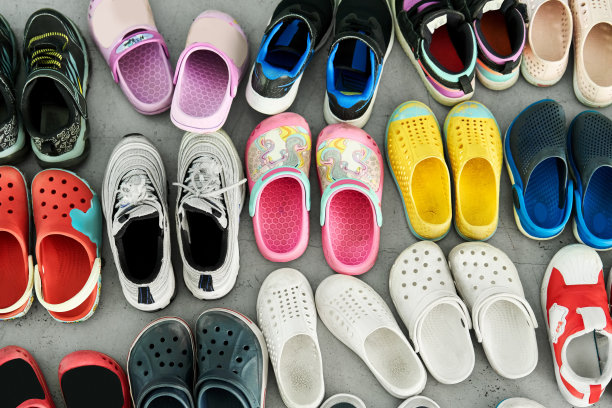 学校把孩子们的鞋子布置在教室外面图片下载