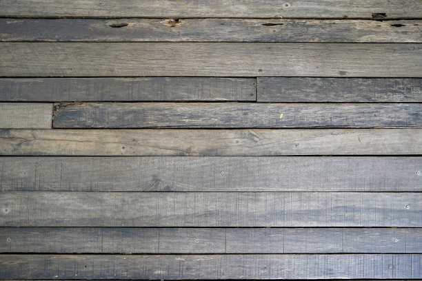 这张图片是木墙的特写，带有颗粒纹理。这木头看起来又旧又磨损。图片下载