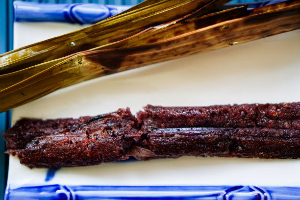 尼帕棕榈甜点(Khanom Jaak)的特写照片，尼帕棕榈叶放在陶瓷餐盘上。图片下载