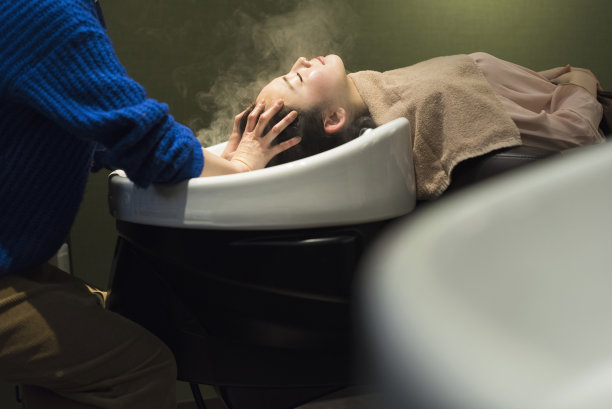 女人们在美容院洗头。图片下载