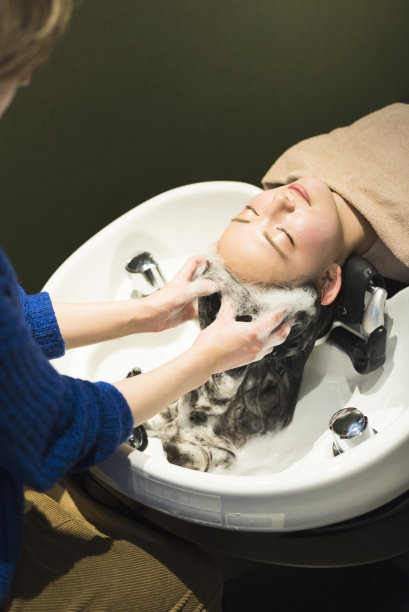 女人们在美容院洗头。图片下载
