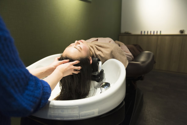 女人们在美容院洗头。图片下载