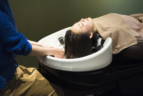 女人们在美容院洗头。图片下载