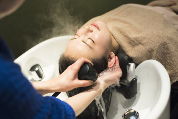 女人们在美容院洗头。图片下载