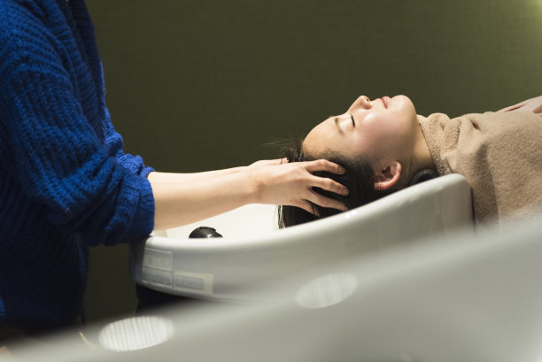 女人们在美容院洗头。图片下载