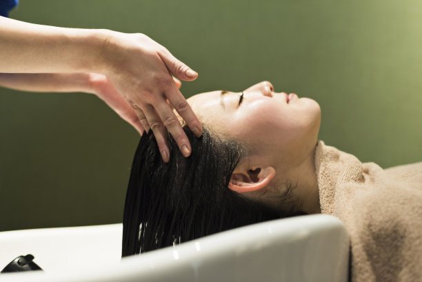 女人们在美容院洗头。图片下载