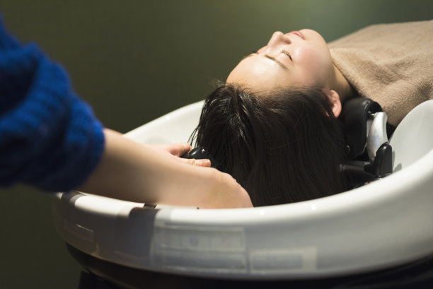 女人们在美容院洗头。图片下载