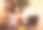 年轻女子在工作场所使用笔记本电脑和手机。图片下载