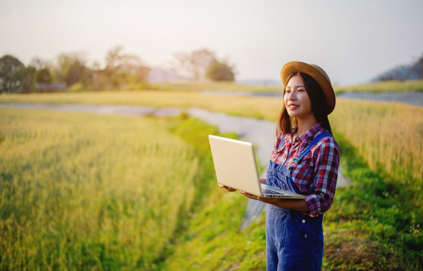 个人工作的自由，对工作感到快乐，并有作为自由职业者的目标。胜利和目标的实现图片下载