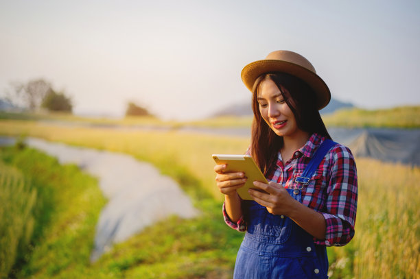 个人工作的自由，对工作感到快乐，并有作为自由职业者的目标。胜利和目标的实现图片下载