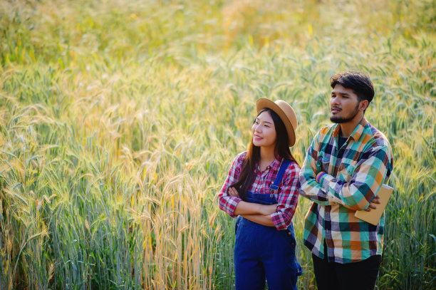 个人工作的自由，对工作感到快乐，并有作为自由职业者的目标。胜利和目标的实现图片下载