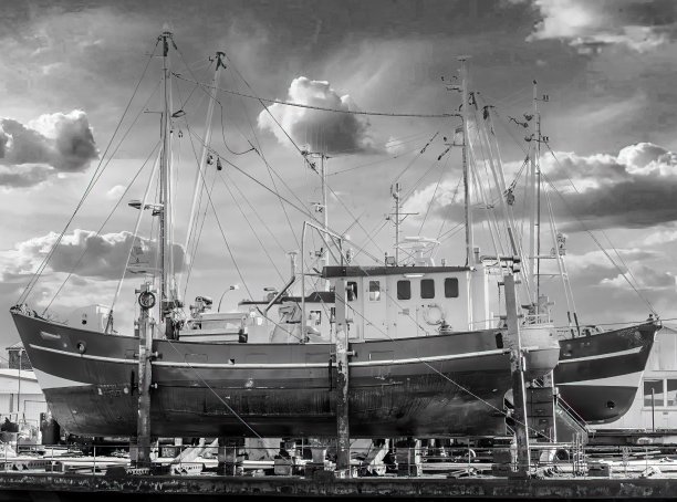 在船厂进行维修工作的渔船图片下载