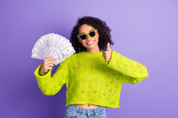 富有的照片酷波浪头发成功的女商人伟大的大拇指符号得到容易的钱孤立的紫色背景图片下载