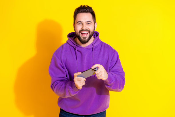 照片正面高兴的好男人穿紫色时髦的衣服有乐趣孤立在黄色的背景图片下载