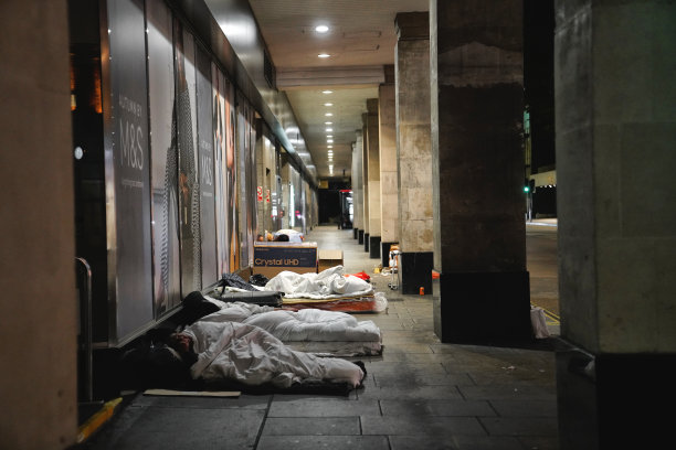英格兰无家可归者热点地区的露宿者：伦敦市中心夜晚，人们睡在地板上图片下载