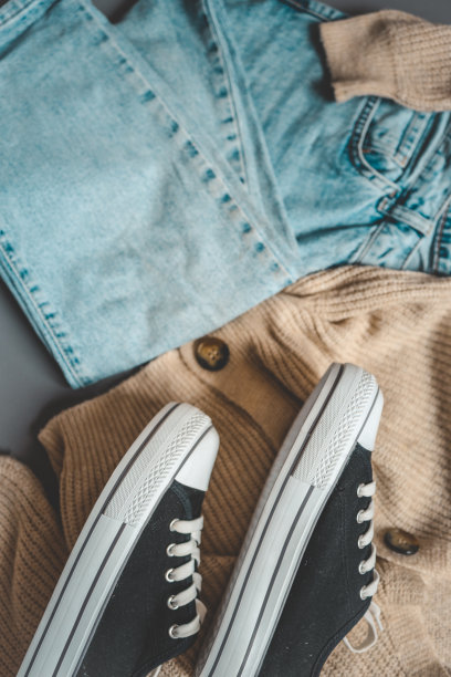 时尚的衣服适合散步，平坦的躺着图片下载