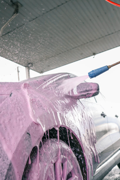 用粉色泡沫洗车，广告图片下载