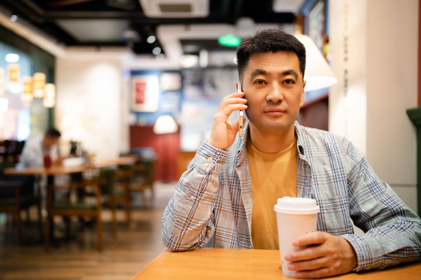 咖啡店里的亚洲中年男子图片下载