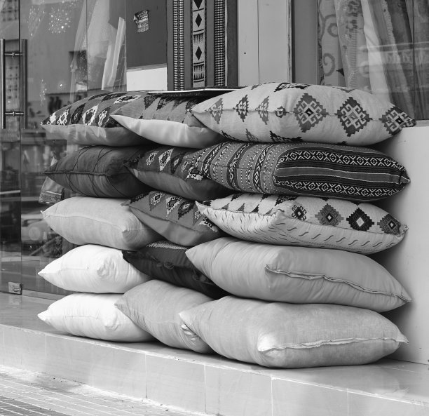堆叠装饰枕头与图案黑白特写照片图片下载