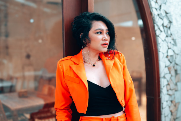 穿红色套装的女模特。图片下载