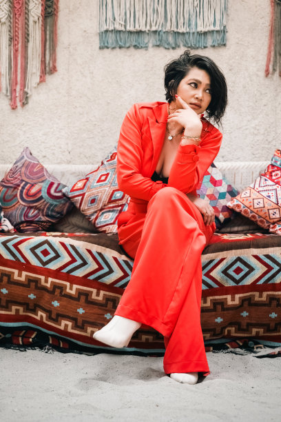 一位女模特穿着红裙子。图片下载