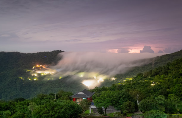 在一个夏夜，云瀑布向下移动，闪电闪烁。图片下载