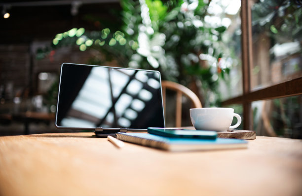 桌上有咖啡饮料的数码平板电脑图片下载