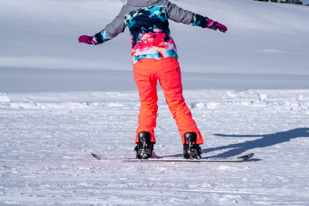 某人在滑雪胜地的雪地上滑雪。库存图片图片下载