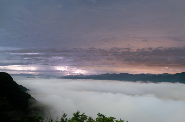 夏夜，云海汹涌，电闪雷鸣。图片下载